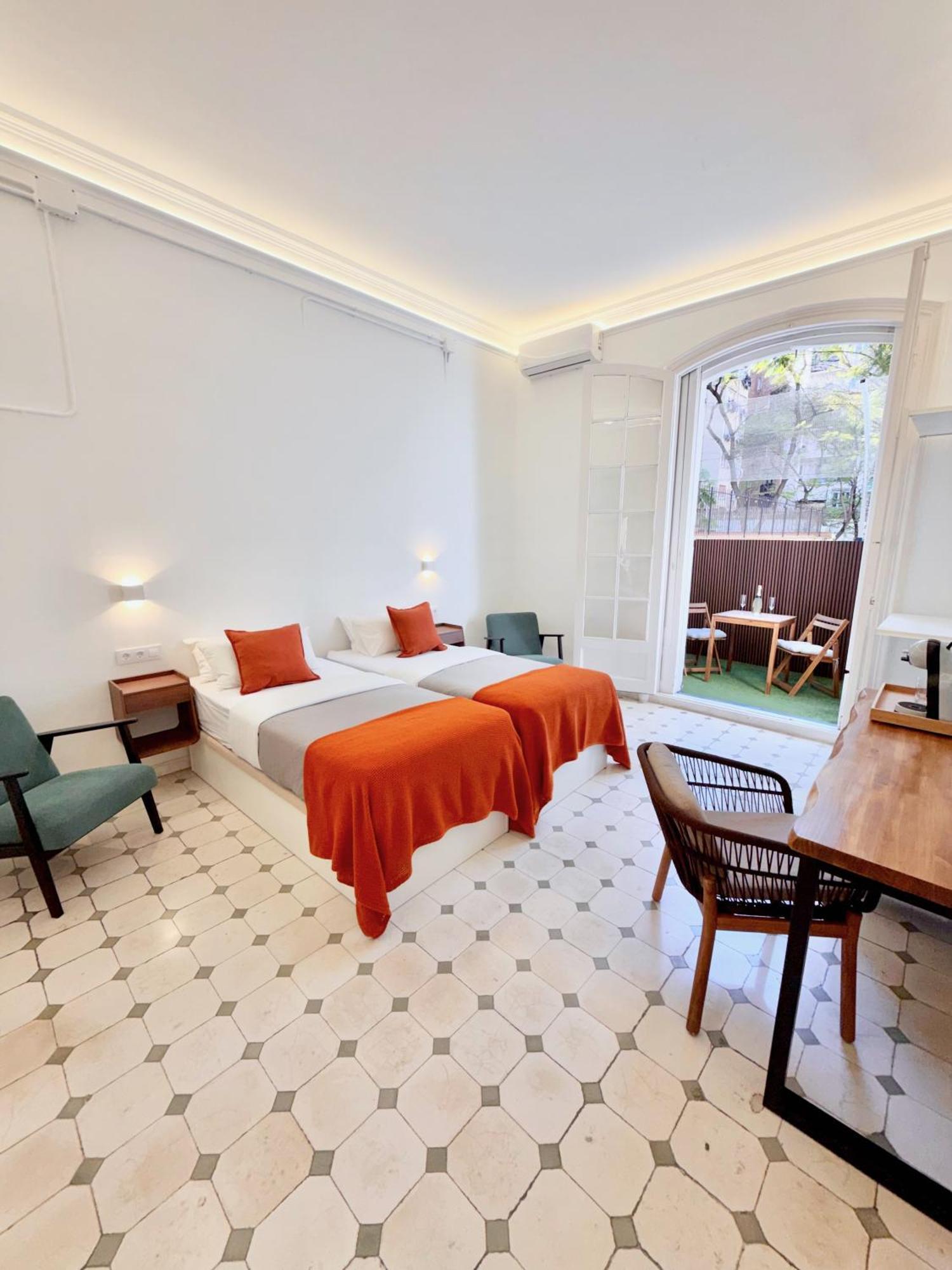 Habitación con cama grande y balcón